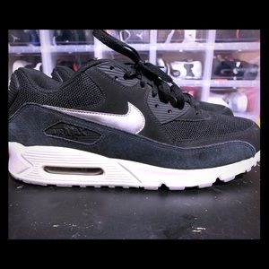QUICK SALE!! Nike Air Max 90 NOT GOiNG LOWER